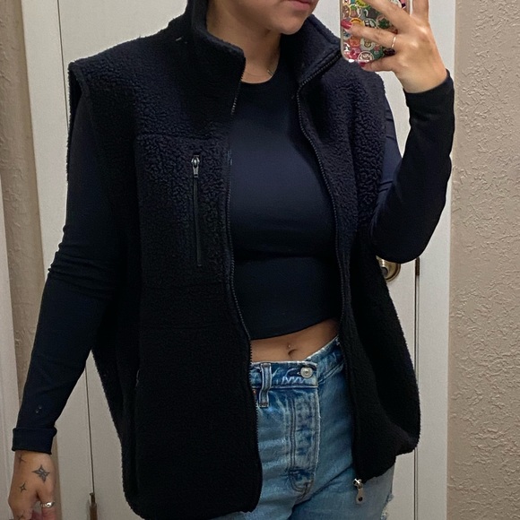 Black Fleece Vest - Picture 2 of 4